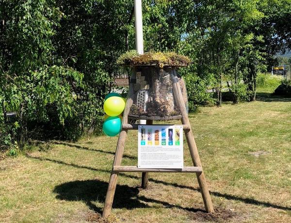 Fjordbyens første hotell blir boltreplass for de aller minste. Fredag 26. juni var det kranselag for nytt insekthotell.